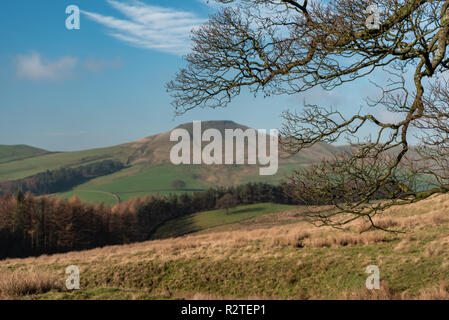 Blick in eine weit entfernte Shutlingsloe Hügel in Cheshire, Peak District National Park. Stockfoto