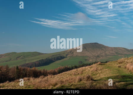 Blick in eine weit entfernte Shutlingsloe Hügel in Cheshire, Peak District National Park. Stockfoto