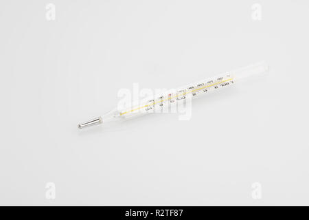 Medical: Analoges Thermometer auf weißem Hintergrund Schuß im Studio. Stockfoto
