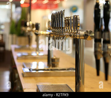 Viele Bier Taps auf den Tresen einer Kneipe Stockfoto