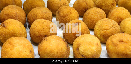 Reis Bälle sind die typischen Spezialitäten des südlichen Italien in heißem Öl Stockfoto