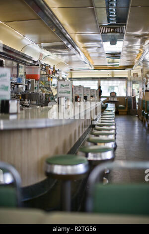 Hocker entlang Zähler in old fashioned Diner Stockfoto