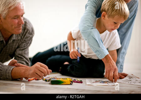 Kleinkind Malen und Spielen mit seinen Großeltern. Stockfoto