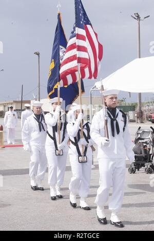 PITI, Guam (Nov. 9, 2018) Segler an der US Naval Hospital Guam Color Guard Parade zugeordnet die Farben bei einem Befehl Zeremonie an Bord Los Angeles-Klasse Angriffs-U-Boot USS Oklahoma City (SSN723), November 2010, 9. Oklahoma City ist eine von vier Guam - homeported U-Boote zu SUBRON 15 zugewiesen. Stockfoto