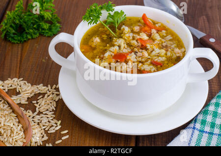Weiße Schüssel von Huhn und wilder Reis Suppe mit Gemüse. Studio Foto Stockfoto