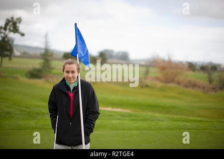 Ein junges Mädchen, das auf einem Golfplatz Stockfoto