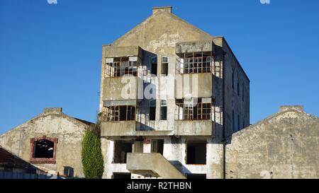 Verfaulte Häuser von Sao Jacinto Dorf in Portugal Stockfoto