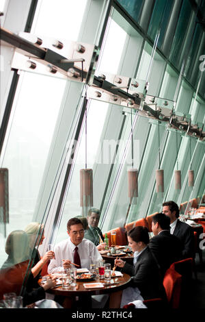Gruppe Geschäftsmänner und Frauen in einem Restaurant. Stockfoto