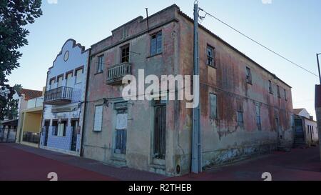 Verfaulte Häuser von Sao Jacinto Dorf in Portugal Stockfoto