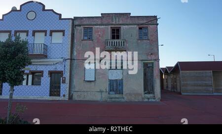 Verfaulte Häuser von Sao Jacinto Dorf in Portugal Stockfoto