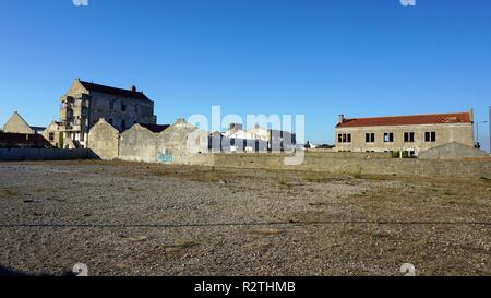 Verfaulte Häuser von Sao Jacinto Dorf in Portugal Stockfoto