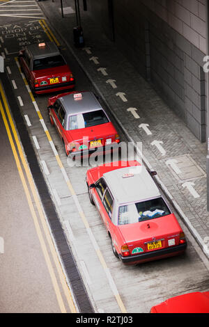 Linie der Taxis in einer schmalen Straße der Stadt. Stockfoto