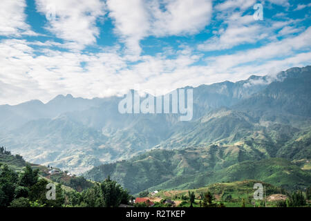 Luftaufnahme von Sapa, Vietnam. Sapa ist ein Muss - Standorte besuchen Sie im Norden von Vietnam mit seiner kühlen Wetter und die schöne Szenen Stockfoto