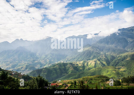 Luftaufnahme von Sapa, Vietnam. Sapa ist ein Muss - Standorte besuchen Sie im Norden von Vietnam mit seiner kühlen Wetter und die schöne Szenen Stockfoto