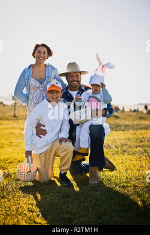 Familie auf eine Ostereiersuche Stockfoto