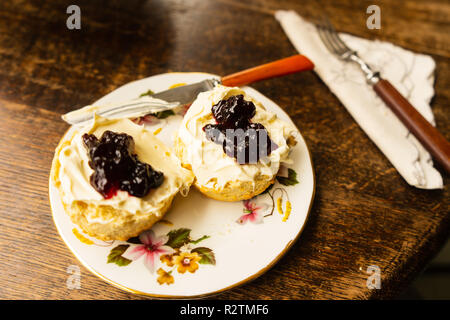 Traditionelle britische Scone mit Sahne und Marmelade von oben Stockfoto