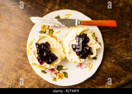 Traditionelle britische Scone mit Sahne und Marmelade von oben Stockfoto