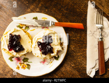 Traditionelle britische Scone mit Sahne und Marmelade von oben Stockfoto