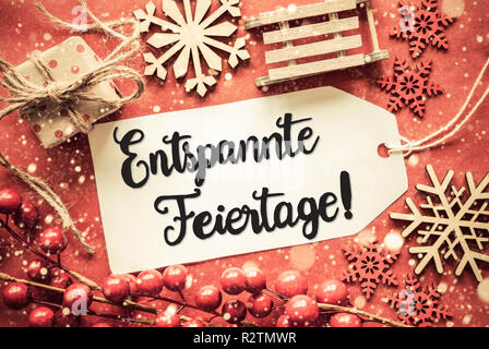 Helle Einrichtung, Kalligraphie entspannte Feiertage bedeutet Frohe Weihnachten Stockfoto