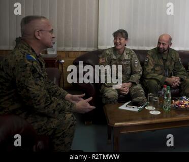 Us-Armee Brig. Gen. Marti Bissell, NATO-Hauptquartier Sarajevo Commander und Norwegian Air Force Colonel Morten Henriksen, NHQSa stellvertretender Kommandant, Treffen mit der Streitkräfte von Bosnien und Herzegowina Brigadir Emir Kliko, 5 Infanterie Brigade Commander, während eines Besuchs in Tuzla, BiH, Okt. 30, 2018. NHQSa Mitarbeiter besuchten die Feuerwehr die Soldaten und ihre Führung zu treffen, und sich mit den Aufgaben und Funktionen der 5 Infantry Brigade vertraut zu machen. Stockfoto