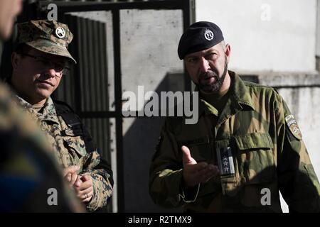 Norwegian Air Force Colonel Morten Henrikson, NATO Headquartes Sarajevo stellvertretender Kommandant, spricht mit Streitkräfte von Bosnien und Herzegowina Podporucnik Senad Subasic, 5. die logistische Unterstützung Bataillon, während einer Tour durch ein Munition Speicherstätte in Tuzla, BiH, Okt. 31, 2018. NHQSa Personal besucht militärische Anlagen im Bereich sich mit Mission und Fähigkeiten der 5 Infantry Brigade vertraut zu machen. Stockfoto