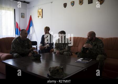 Us-Armee Brig. Gen. Marti Bissell, NATO-Hauptquartier Sarajevo Commander und Norwegian Air Force Colonel Morten Henriksen, NHQSa stellvertretender Kommandant, Treffen mit der Streitkräfte von Bosnien und Herzegowina Pukovnik Robert Gasic, 3 Infanterie Bataillon Commander, während einer Tour von "vojvoda Stepa Stepanovic-Kaserne in Bijeljina, Bosnien und Herzegowina, Okt. 31, 2018. NHQSa Personal besucht militärische Anlagen im Bereich sich mit Mission und Fähigkeiten der 5 Infantry Brigade vertraut zu machen. Stockfoto