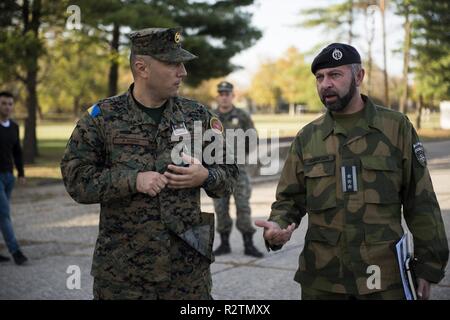 Norwegian Air Force Colonel Morten Henriksen, NATO-Hauptquartier Sarajevo stellvertretender Kommandant, spricht mit Streitkräfte von Bosnien und Herzegowina Pukovnik Robert Gasic, 3 Infanterie Bataillon Commander, während einer Tour von "vojvoda Stepa Stepanovic-Kaserne in Bijeljina, Bosnien und Herzegowina, Okt. 31, 2018. NHQSa Personal besucht militärische Anlagen im Bereich sich mit Mission und Fähigkeiten der 5 Infantry Brigade vertraut zu machen. Stockfoto