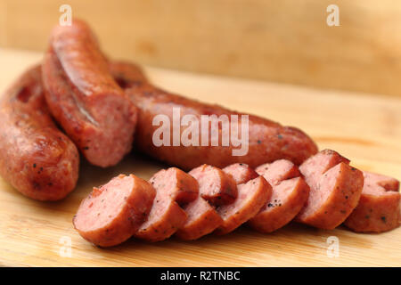 In Scheiben geschnitten gegrillte Würstchen auf einem Tisch Stockfoto