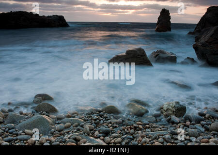 Lange Belichtung Bild der Wellen auf einem felsigen Ufer brechen Stockfoto