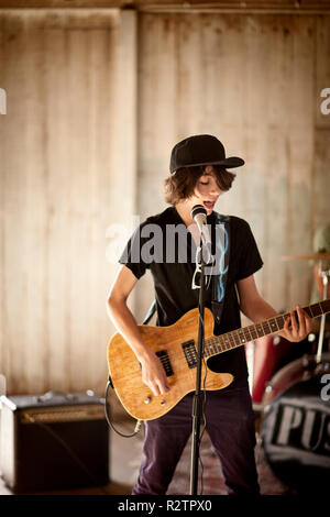 Teenager die Gitarre zu spielen. Stockfoto