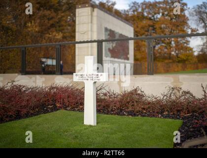 Das Grab von U.S. Army, General George Smith Patton jr., ehemaligen dritten United States Army Commander zu Luxemburg amerikanischen Friedhof und Denkmal, Luxemburg, Nov. 11, 2018. Patton led der dritten US-Armee bei der Befreiung Europas während des Zweiten Weltkrieges und wurde in Luxemburg am Weihnachtsabend 1945 begraben. Stockfoto