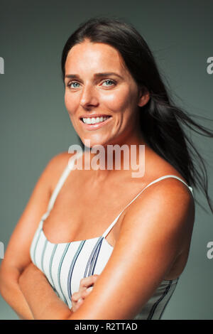 Porträt Lächeln, selbstbewusste Frau Stockfoto