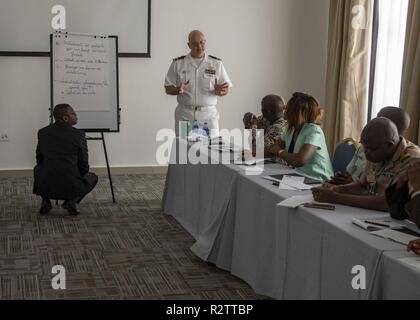 Lieutenant Commander Joseph Diclaro, einer Konferenz übung Übungsleiter, führt eine Tischplatte Diskussion während einer afrikanischen Partner Ausbruch Response Alliance (APORA) Konferenz in Monrovia, Liberia. Während APORA, militärischen und zivilen Führer arbeiten zusammen, um Best Practices ausrichten und Reaktionsfähigkeit für mögliche Ausbrüche ansteckender Krankheiten verbessern. Das Training hilft Beziehungen mit Partnern zu stärken, und neue Partner zu Pandemie Programme stärken mobilisieren. Stockfoto