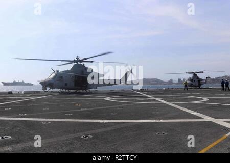 PORT Moresby, Papua Neu Guinea (Nov. 15, 2018) UH-1Y Huey Hubschrauber, zugeordnet zu den Marine Light Attack Helicopter Squadron (HMLA) 469, bereitet sich für den Start auf dem Flugdeck des amphibious Transport dock Schiff USS Green Bay LPD (20) Während eines Trainings Evolution. Green Bay in Port Moresby mit Sicherheit Bemühungen im Vorfeld der Asia-Pacific Economic Cooperation (APEC) Konferenz zu unterstützen und ist die zweite US-Schiff nach Port Moresby in den letzten zwei Monate besuchen. Green Bay ist Teil der Amphibischen Squadron 11 und arbeitet in der Region Interoperabilität mit Partnern zu verbessern und dienen als Rea Stockfoto