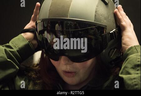 Fallon Emery, ein neues Ehrenmitglied der 437th Operations Support Squadron, versucht, auf einem Flug Helm am Aircrew Flug Ausrüstung Anlage Nov. 7, 2018, in gemeinsamen Basis Charleston, S.C., als Teil der Pilot für einen Tag Programm. Während ihres Besuchs wird die 14-jährige Emery tourte auch eine C-17 Globemaster III Flugzeuge und Flight Simulator, ein explosiver Kampfmittel Entsorgung Roboter gesteuert und traf mit 437Th Airlift Wing Senior Leaders. Der Flieger für einen Tag Programm erkennt die Resilienz von Kindern dar, die verschiedenen Krankheiten, indem sie ihnen die Air Force Einheiten zu beobachten und ihre Kultur Erlebnis für Stockfoto