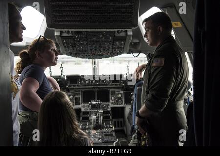 1. Lt Thad Sollick, einer C-17 Pilot die 437th Operations Support Squadron zugeordnet, Slips Fallon Emery, ein neues Ehrenmitglied der 437th OSS, und ihre Familie im Cockpit einer C-17 Globemaster III Flugzeuge Nov. 7, 2018, in gemeinsamen Basis Charleston, S.C., als Teil der Pilot für einen Tag Programm. Während ihres Besuchs wird die 14-jährige Emery tourte auch eine C-17 Flight Simulator, night vision und andere militärische Technik gelernt, eine Beseitigung von Explosivstoffen Roboter gesteuert und traf mit 437Th Airlift Wing Senior Leaders. Der Flieger für einen Tag Programm erkennt die Resilienz von Kindern bat Stockfoto