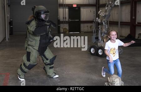 Fallon Emery, ein neues Ehrenmitglied der 437th Operations Support Squadron, Verfolgungsjagden ihre Schwester Mae beim Tragen einer Beseitigung von Explosivstoffen, Schutzanzug, Nov. 7, 2018, in gemeinsamen Basis Charleston, S.C., als Teil der Pilot für einen Tag Programm. Während ihres Besuchs wird die 14-jährige Emery tourte auch eine C-17 Globemaster III Flugzeuge und Flight Simulator, ein EOD-Roboter gesteuert und traf mit 437Th Airlift Wing Senior Leaders. Der Flieger für einen Tag Programm erkennt die Resilienz von Kindern dar, die verschiedenen Krankheiten, indem sie ihnen die Air Force Einheiten zu beobachten und ihre Kultur für einen Tag erleben. Stockfoto