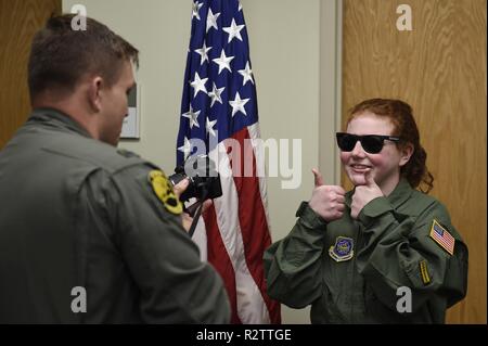 Fallon Emery, ein neues Ehrenmitglied der 437th Operations Support Squadron, billigt Ihr offizielles Foto nach der Ankunft in der 437Th OSS facility Nov. 7, 2018, in gemeinsamen Basis Charleston, S.C., als Teil der Pilot für einen Tag Programm. Während ihres Besuchs wird die 14-jährige Schmirgel und ihre Familie bereiste eine C-17 Globemaster III Flugzeuge und Flight Simulator, ein explosiver Kampfmittel Entsorgung Roboter gesteuert und traf mit 437Th Airlift Wing Senior Leaders. Der Flieger für einen Tag Programm erkennt die Resilienz von Kindern verschiedener Krankheiten, indem sie ihnen die Air Force Einheiten zu beobachten und erleben Ihre kämpfen Stockfoto