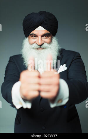 Portrait Kompromisslos gut - älterer Mann mit Turban gekleidet, Gestik, die Daumen-hoch Stockfoto