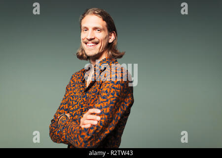 Portrait selbstbewussten jungen Mann mit Lenker Schnurrbart Stockfoto