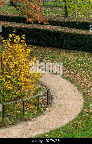 Rokokogarten, Herbst, Gloucestershire, VEREINIGTES KÖNIGREICH Stockfoto