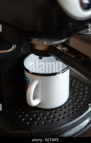 Foto in der Nähe der Kaffeemaschine, Tasse Stockfoto