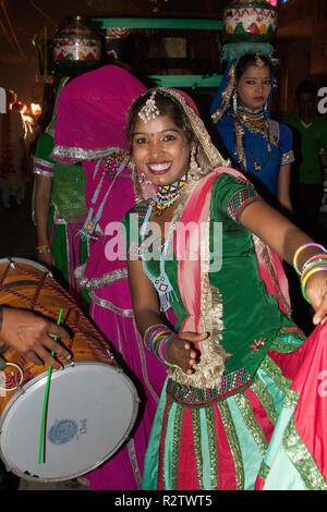 New Delhi, Indien - 17. Februar 2015: Maha Shivaratri Hindu festival Urlaub Prozession. Tanz indische gypsy Frauen in traditioneller Kleidung und Schmuck. Stockfoto