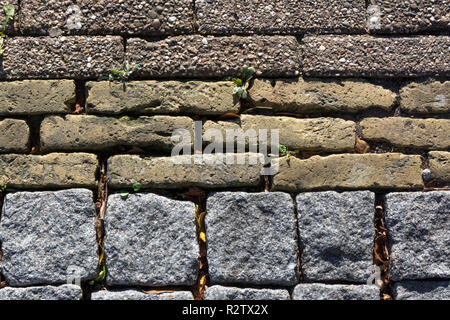 Dekorative Muster aus drei verschiedenen Stein verwendet, die neben einander. Als Oberfläche für Verkehr dienen, einen Gehweg, einen Weg oder eine Straße. Stockfoto