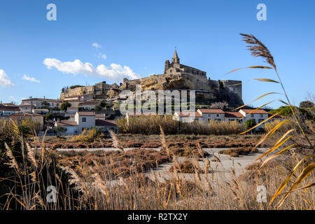 Fos-sur-Mer (Frankreich). Stadt und Kirche von Saint-Sauveur, auf einem geneigten Felsen gebaut, registriert als National Historic Landmark (Französisch "MONU Stockfoto