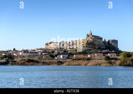 Fos-sur-Mer (Frankreich). Stadt und Kirche von Saint-Sauveur, auf einem geneigten Felsen gebaut, registriert als National Historic Landmark (Französisch Òmonu Stockfoto