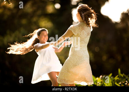 Mutter und Tochter spielen Ring a Ring o' Roses. Stockfoto