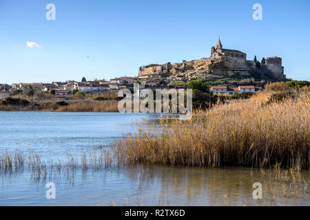 Fos-sur-Mer (Frankreich). Stadt und Kirche von Saint-Sauveur, auf einem geneigten Felsen gebaut, registriert als National Historic Landmark (Französisch Òmonu Stockfoto