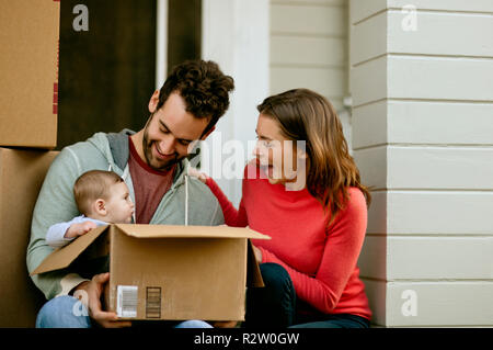 Mitte - erwachsene Paare ihr Baby in einem Kasten. Stockfoto