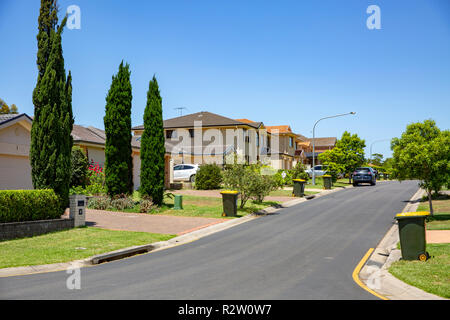 Straße mit typischen australischen Häusern und Gärten in Parklea, Vorort von Greater Western Sydney, NSW, Australien Stockfoto